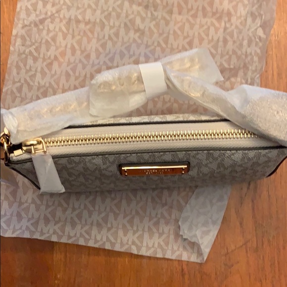 Michael Kors Signature Chain Clutch - Picture 5 of 8